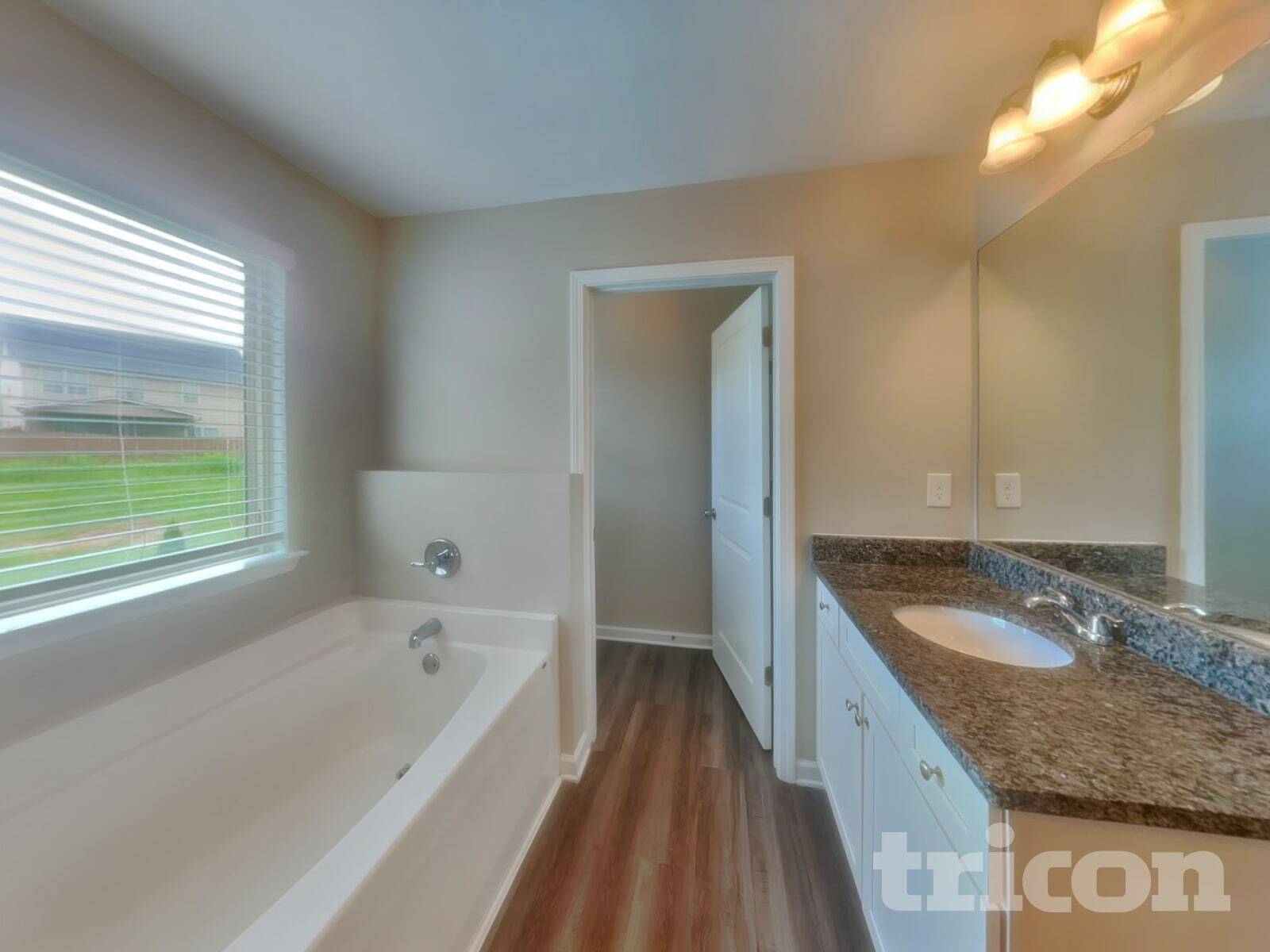 Building Photo - 325 Nutwood Trce
