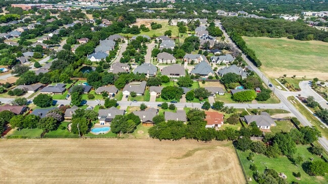 Building Photo - 3 Bedroom 2 Bath 2 Car Garage - Backs Up To A Nice Farm