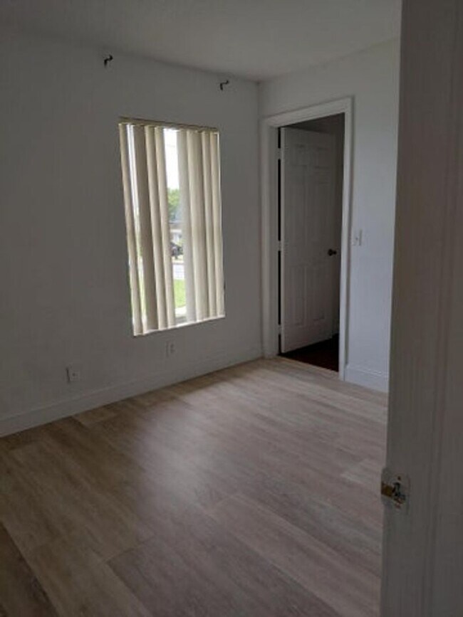 Building Photo - 647 Latona Ave