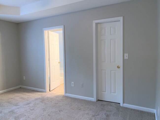 Building Photo - Wow! Northgate district! 3 bed, 2 bath, ra...