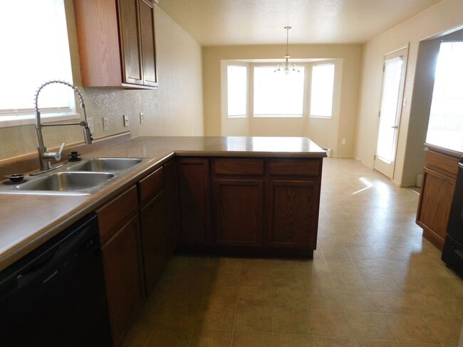 Building Photo - TWO WEEKS FREE RENT!