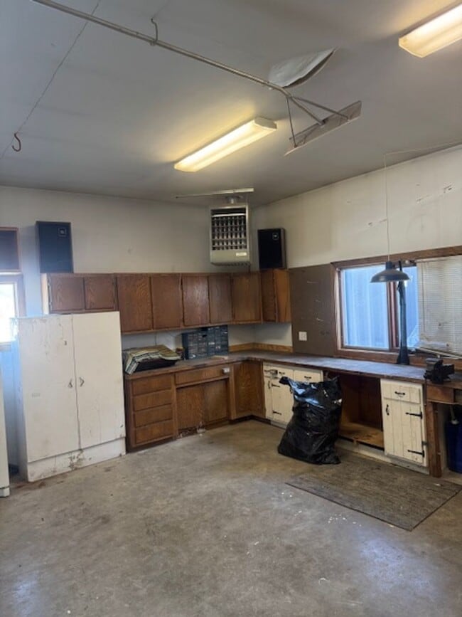 Building Photo - Beautifully upgraded 3 BR 2Ba with W/D and Shop/Garage in back.