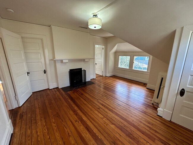 Building Photo - North AVL -  Renovated Arts & Crafts Cottage