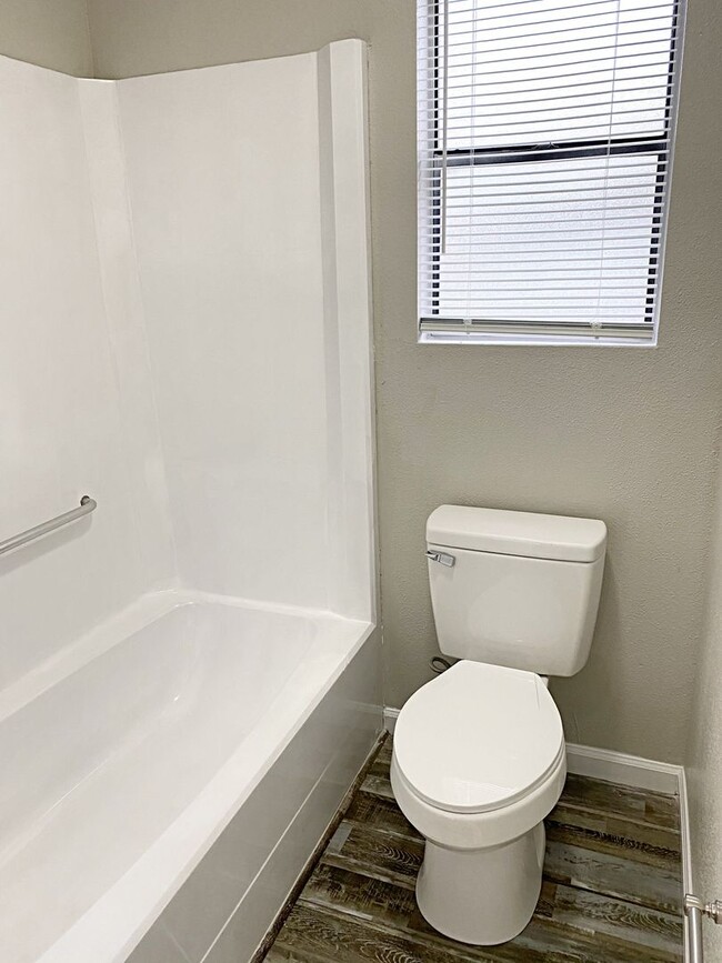 Building Photo - 6023 Bedford Dr