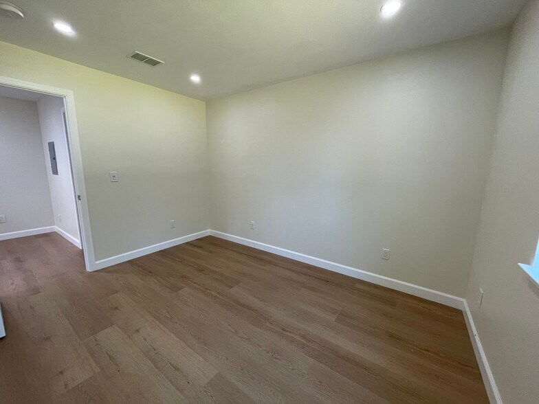 Building Photo - 320 N 18th St