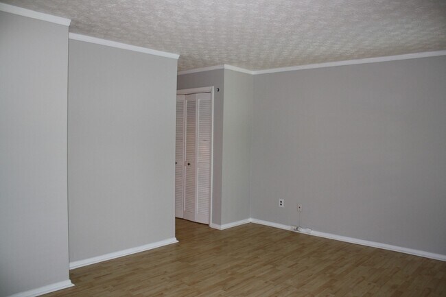 Building Photo - Just outside the perimeter at 75 and 285!