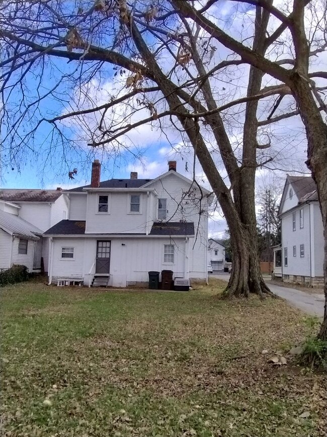 Building Photo - Charming Newly Renovated Spacious Double