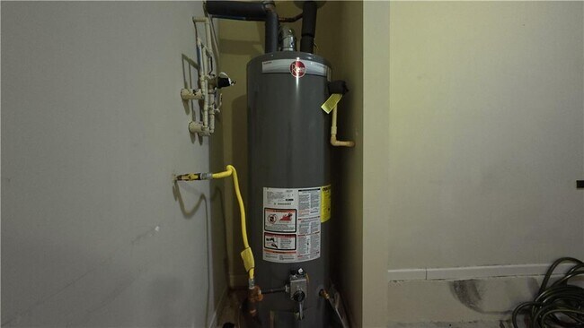 Building Photo - 3361 Lake McGinnis Dr