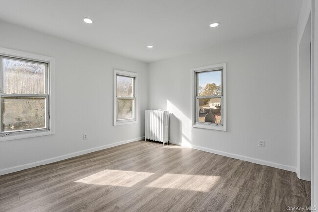 Building Photo - 87 Winnikee Ave