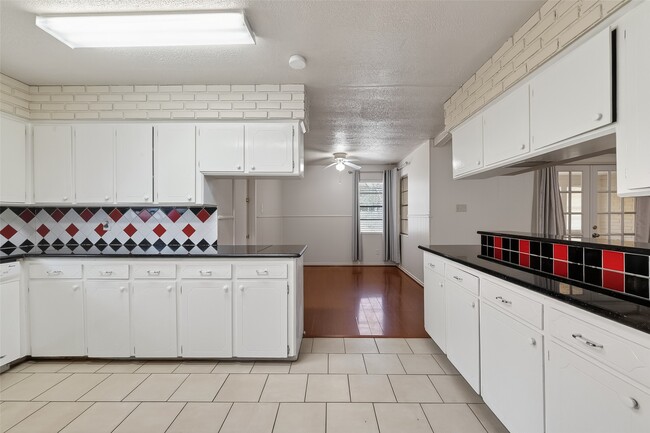 Building Photo - 2319 Blue Willow Dr