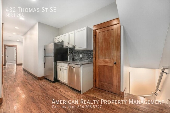 Building Photo - 432 Thomas St SE