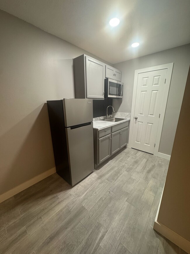 Building Photo - Southwest 8th Street, Miami, FL 33184 - 1 BR 1 BA house