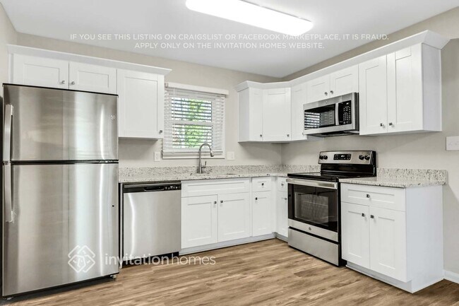 Building Photo - 3782 Lake Dr SE