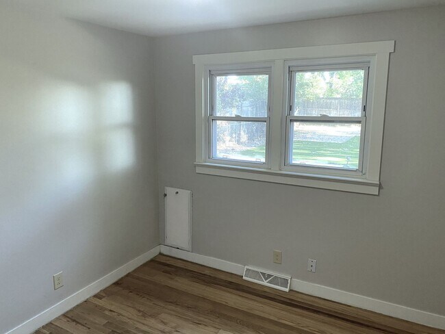 Building Photo - Charming 3-Bedroom Oasis with Expansive Yard and Driveway!