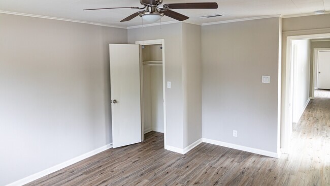 Building Photo - 309 Warren Dr