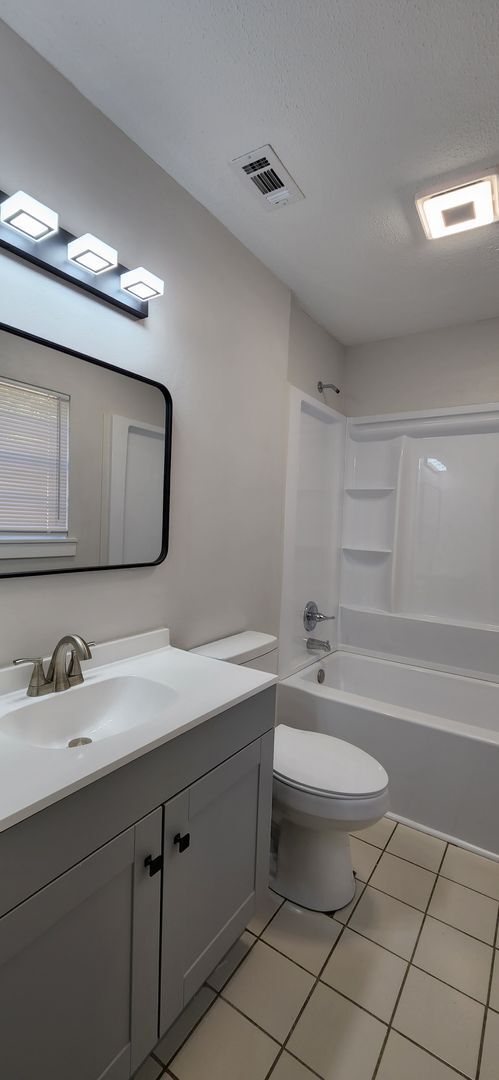 Building Photo - Completely Remodeled 3 Bed / 2 Bath Home 1,704 SF