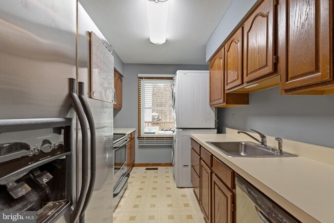 Building Photo - 4160 Bristol Dr