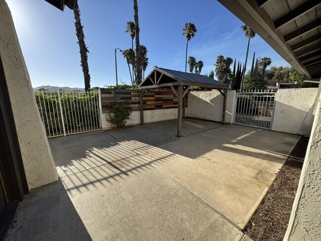 Building Photo - 5402 Villas Dr