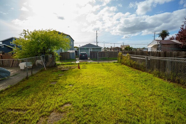Building Photo - Cozy 3 Bedroom Home with Spacious Yard in ...