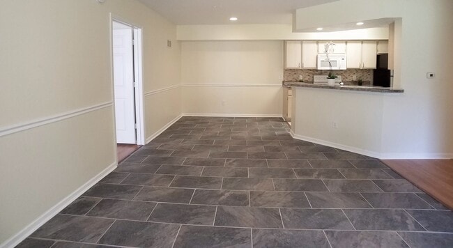 Building Photo - Gorgeous 2/2 condo for rent next to Waterf...