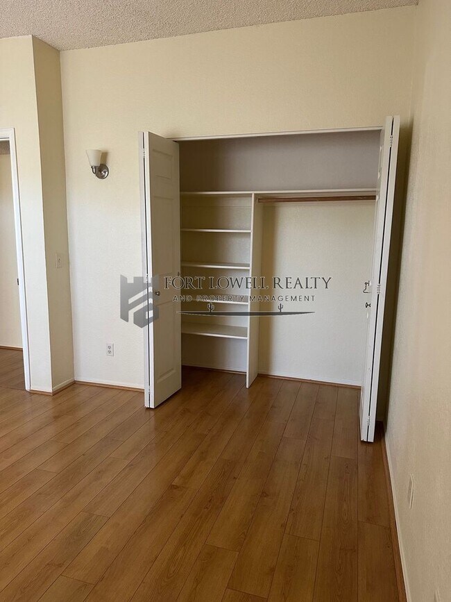 Building Photo - Spacious Remodeled 2 Bed/2Bath Condo!