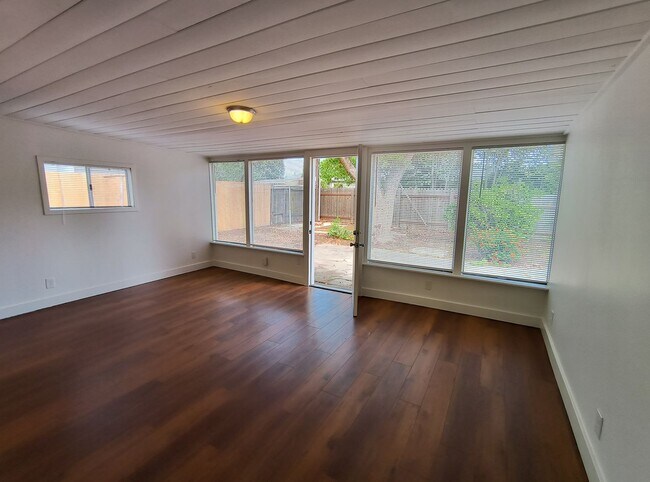 Building Photo - Darling Home on Darlene!
