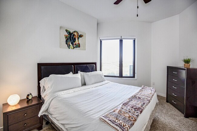 Building Photo - 6803 Staffordshire Crescent