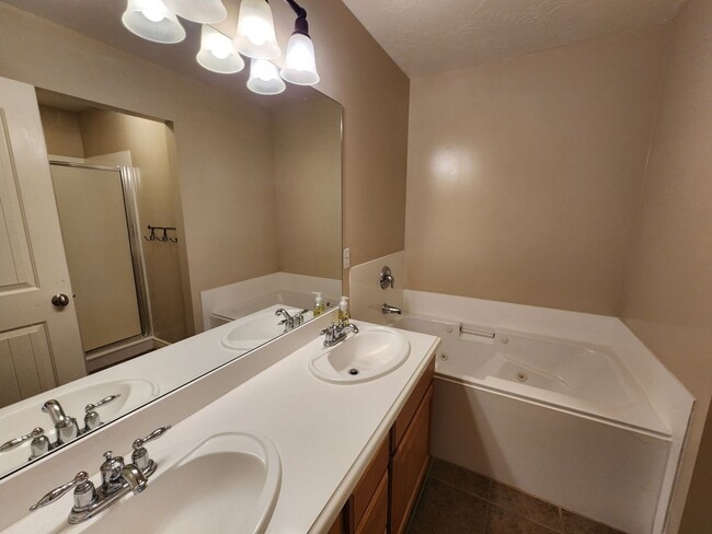 Building Photo - ELF PRICED! 3 bd. 2.5 bath Luxury Townhome!