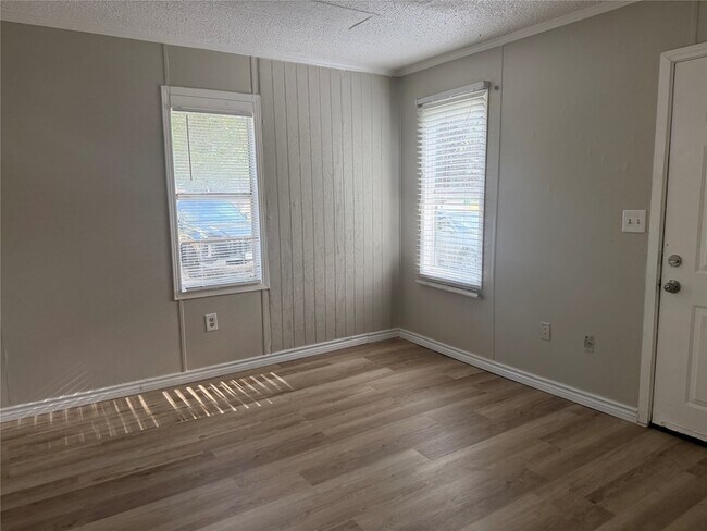 Building Photo - 910 Queenswood St