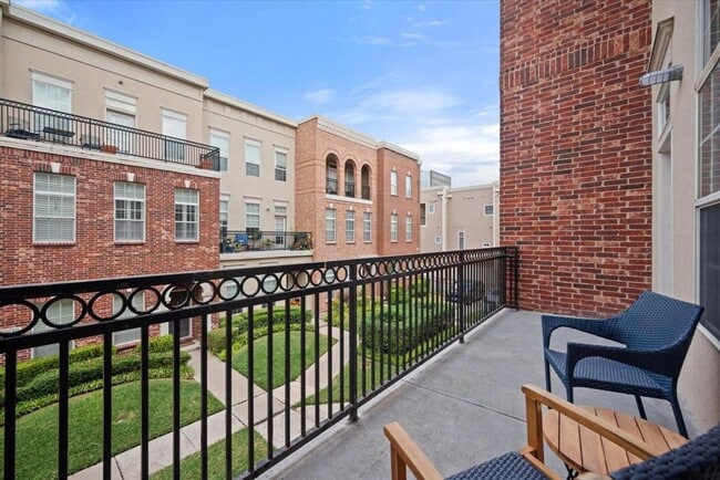 Building Photo - Welcome Home to the Heart of Addison!