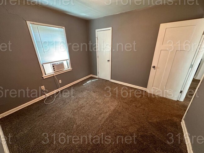 Building Photo - $525 - 1 bed 1 bath - Duplex