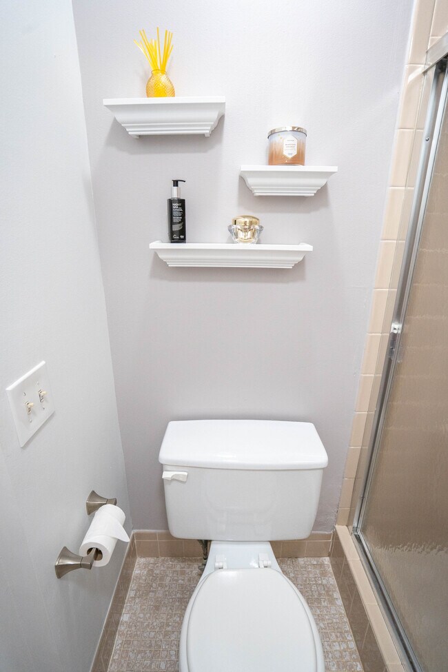 En-suite Bathroom - 2281 SW 15th St