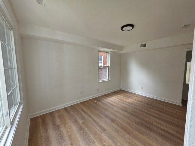 Building Photo - 4262 Clay St NE
