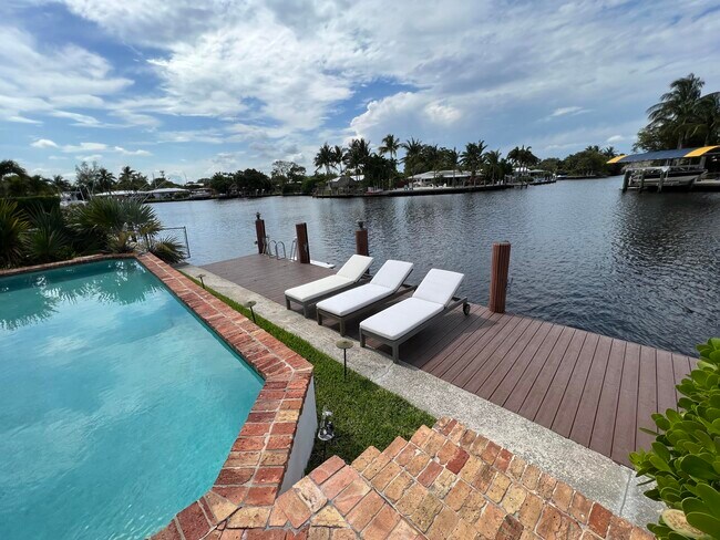 Building Photo - 1653 Poinsettia Dr