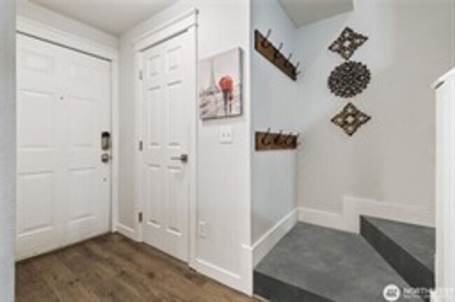 Building Photo - 2Bd/2.5Ba Kent Condo