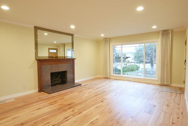 Building Photo - Beautifully Remodeled 3 Bedroom 2 Bath Wes...