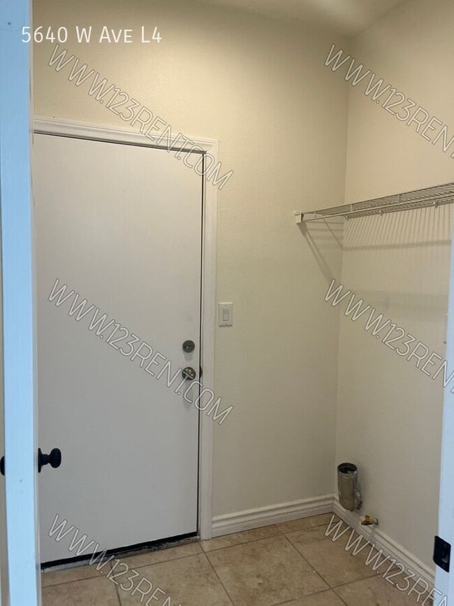 Building Photo - 5640 W Ave L4