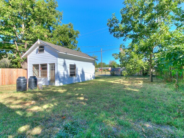 Building Photo - 703 Dakota St