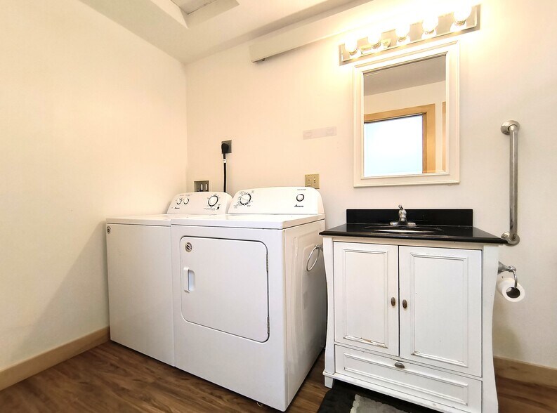 Building Photo - 504 Decorah Ave