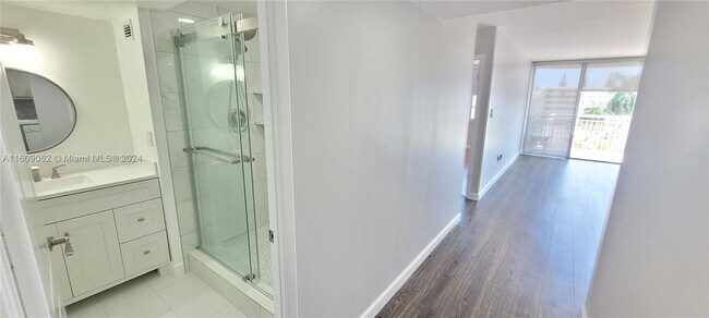 Building Photo - 18031 Biscayne Blvd