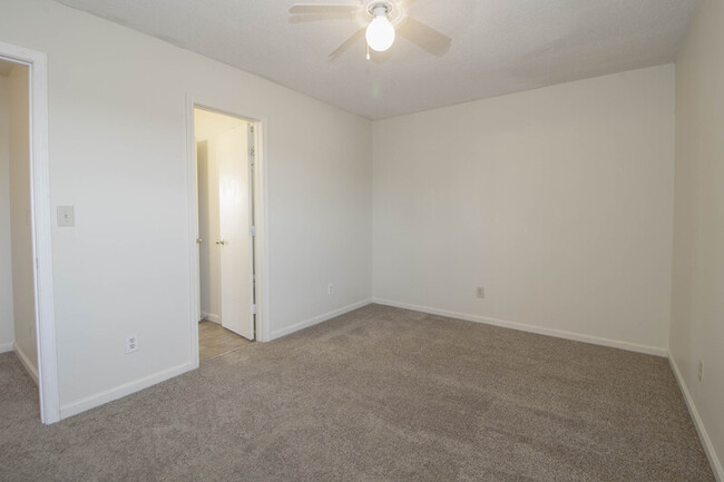 Building Photo - 2000 Tynewood Dr