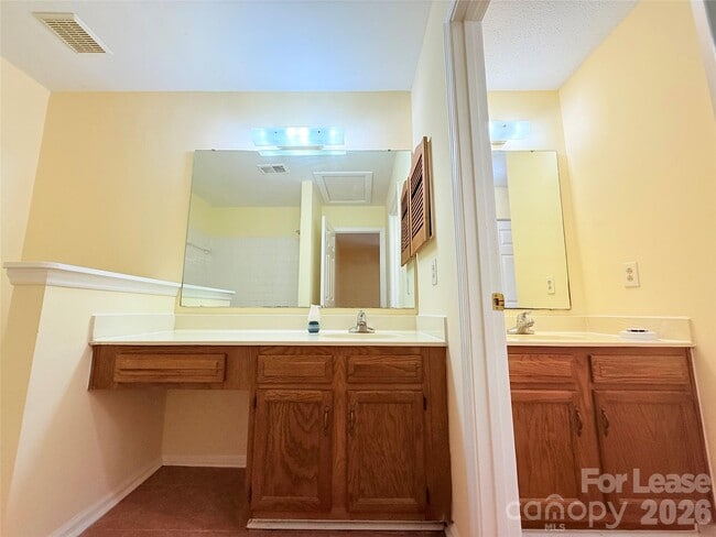 Building Photo - 8288 Golf Ridge Dr