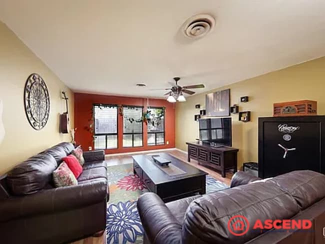 Building Photo - Captivating Home Near Highland Highschool!