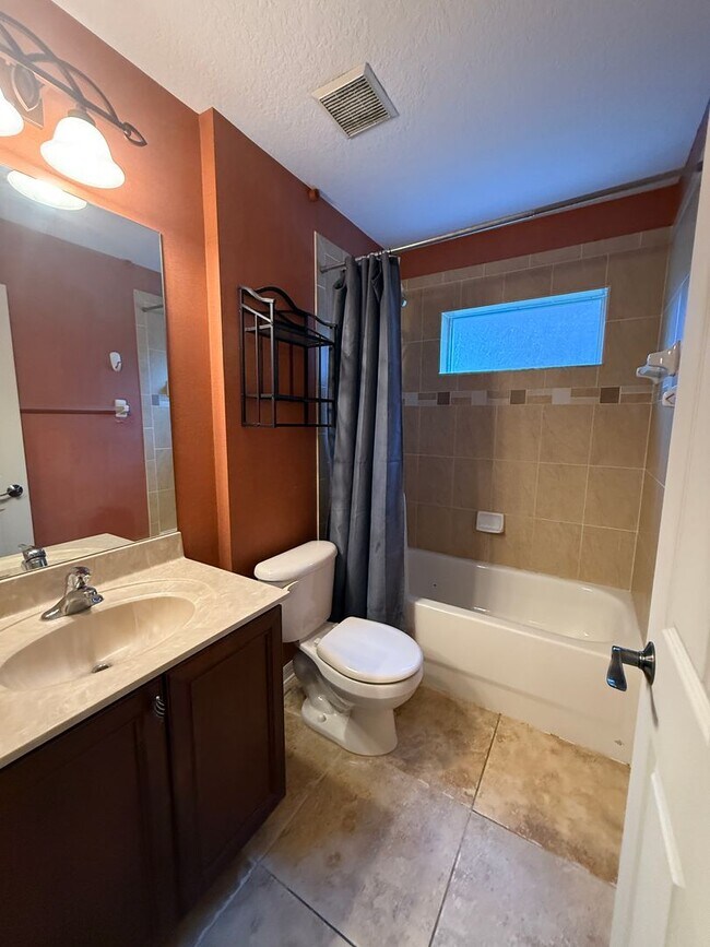 Building Photo - 5 BEDROOM HOUSE WITH PRIVATE POOL AND LAKE...