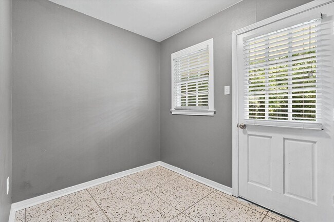 Building Photo - Charming 3-Bedroom Home with Fenced Yard – Convenient Location!