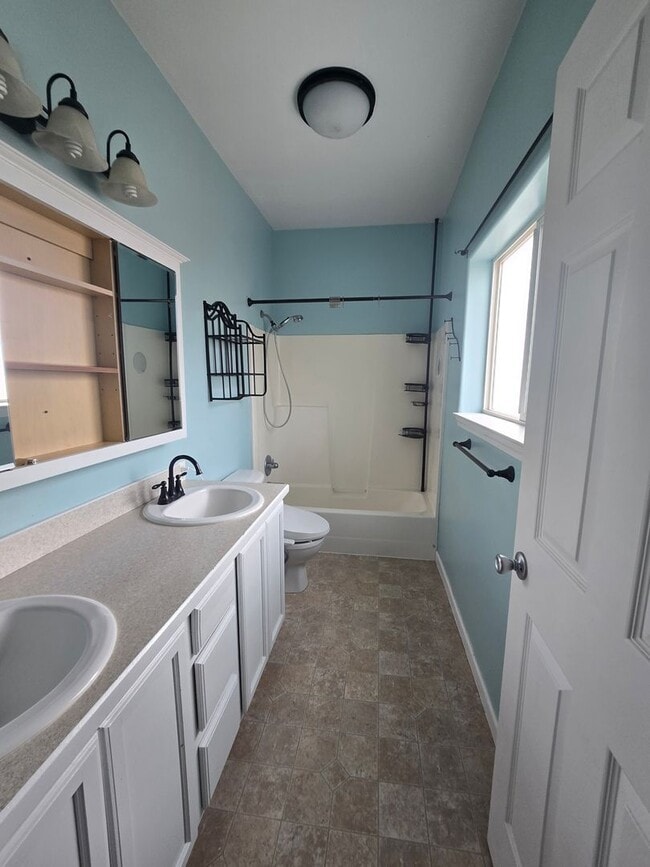 Building Photo - Amazing 4 bed/3 bath home