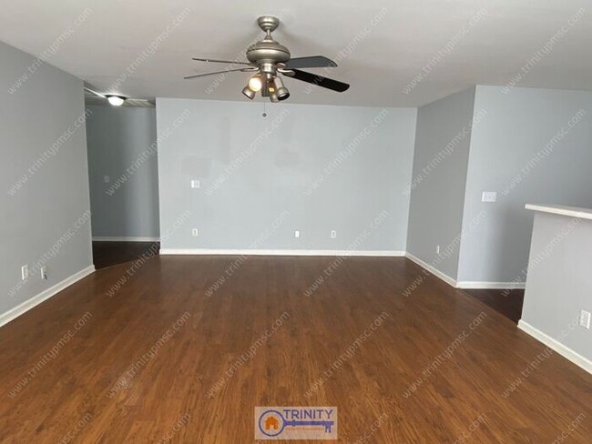 Building Photo - 3 bed 2 bath in downtown TR!