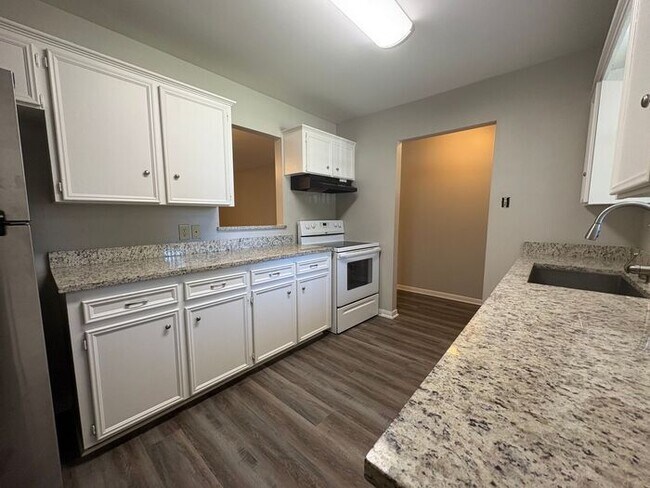 Building Photo - Available Now! 3 bedroom charming duplex!