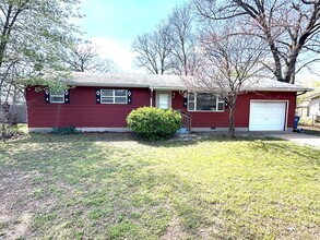Building Photo - Updated 3-Bed Home with Garage & Fenced Ya...