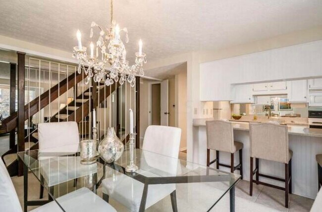 Building Photo - 1681 Saint Albans Ct